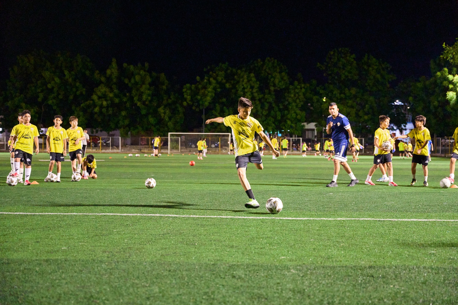 Jugadores de Seven Soccer Club entrenando bajo las luces del estadio
